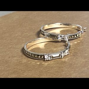 Earrings, feather like weight